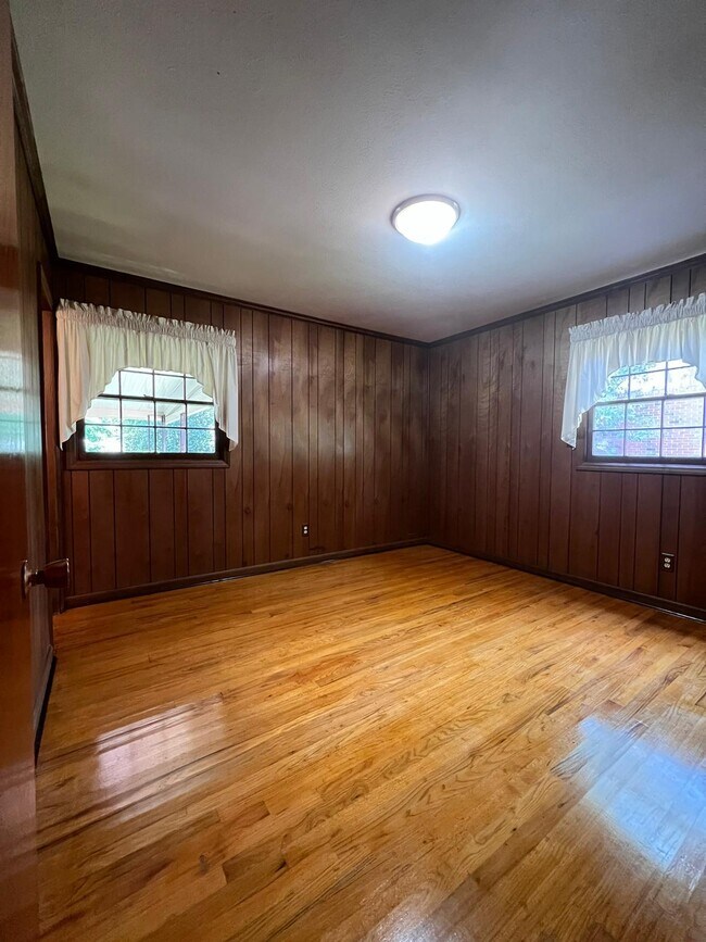 Building Photo - 4513 Northwood Ave
