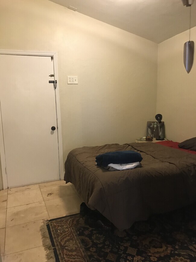 Building Photo - 1 Bedroom, 1 Bathroom House in Fifth Avenue