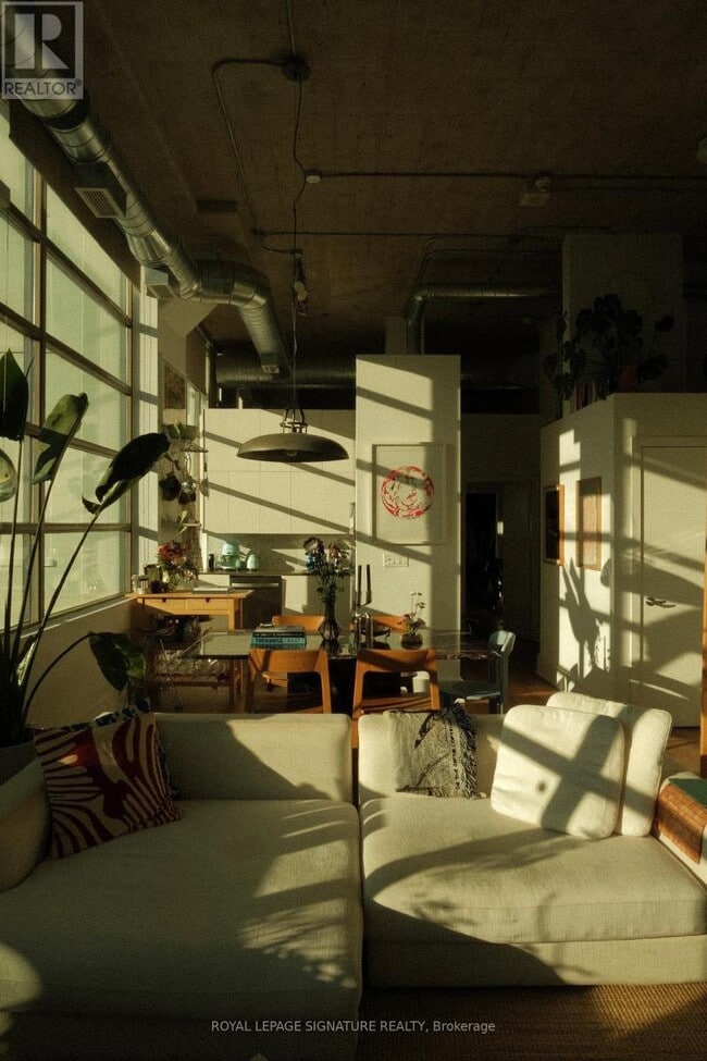 Building Photo - 637 Lake Shore Blvd W