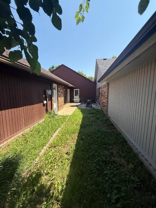 Building Photo - 3 Bed 2 Bath Home For Lease August 1!