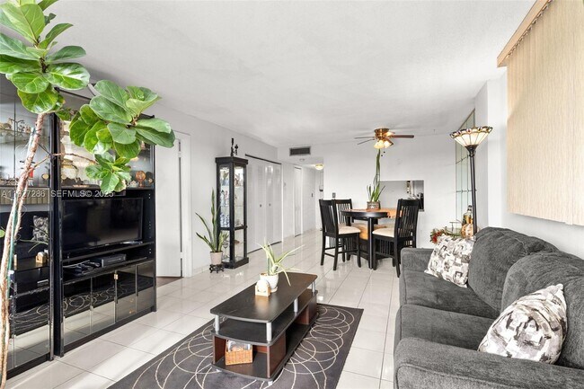 Foto del edificio - 6900 Bay Dr