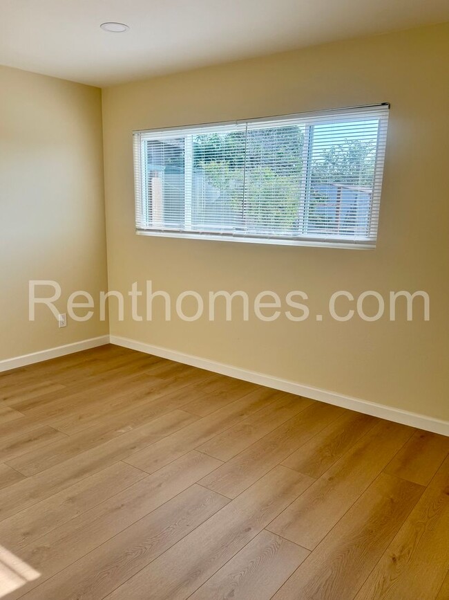 Building Photo - Clairemont, Mount Ainsworth - Complete hom...