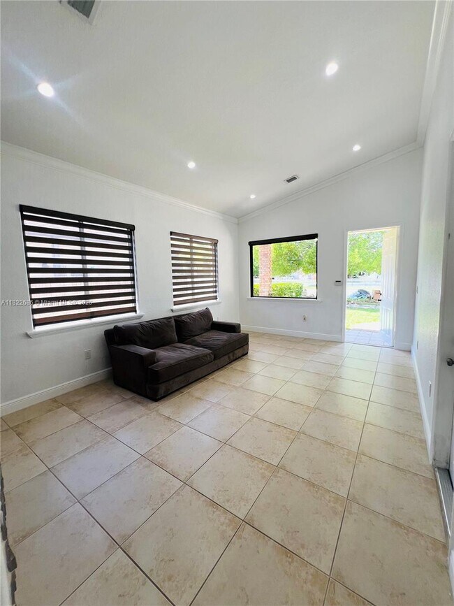 Foto del edificio - 550 NW 20th St