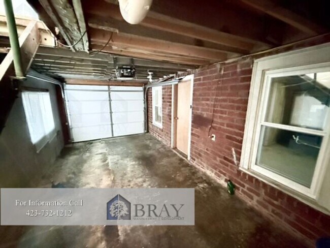 Foto del edificio - Cozy Brick Home with Huge Garage – Great K...
