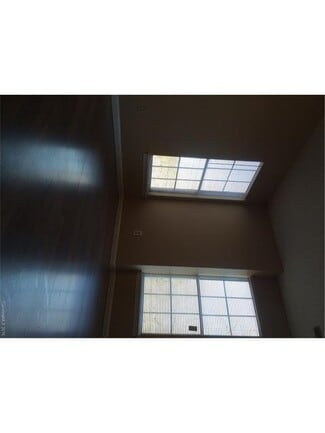 Building Photo - 9619 Vinca Cir