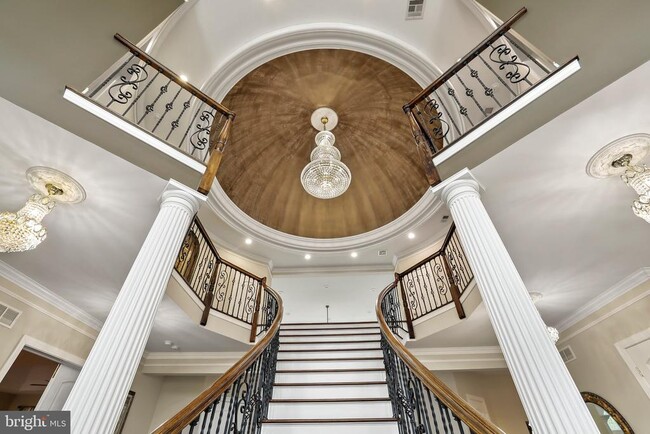 Foto del edificio - 816 Village Rd W