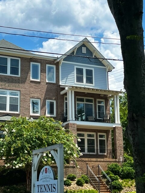 Building Photo - 206 Gibbs St