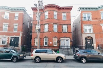 Building Photo - 64 Charles St