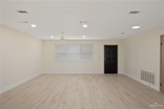 Building Photo - 19 Fern Ave W