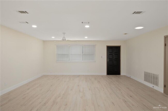 Foto del edificio - 19 Fern Ave W