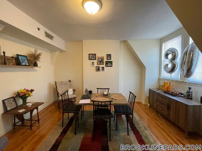 Foto del edificio - 1404 Beacon St