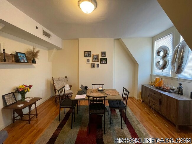Building Photo - 1404 Beacon St