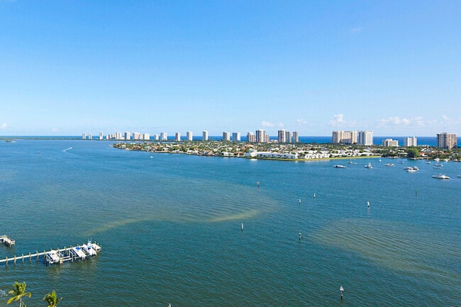 Building Photo - 2650 Lake Shore Dr