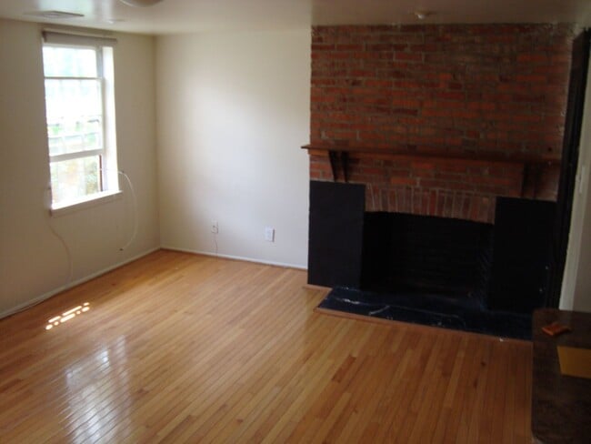 Photo - Roomy Bi-Level 2BR/2BA w/ In-Unit W/D in Washington Square West! Apartment