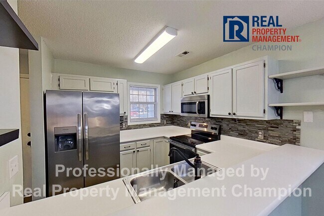 Foto del edificio - Recently updated 2 BD/1.5 BA End Unit Townhome w/Community Pool