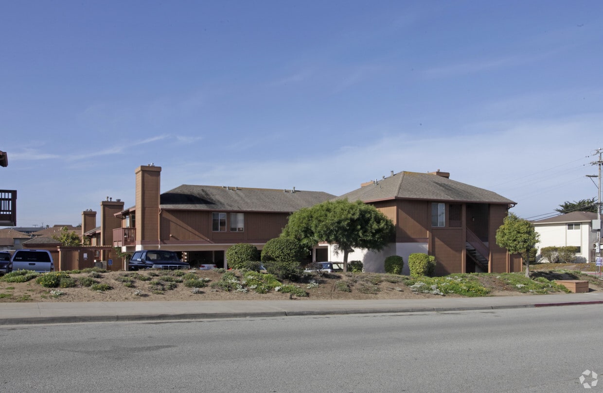 Building Photo - 3060 Sunset Ave