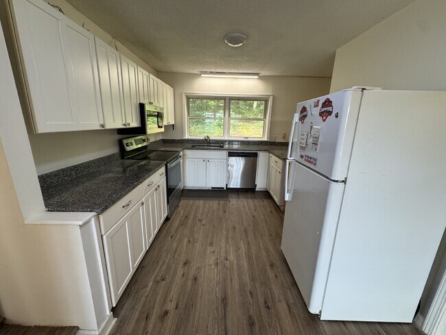Building Photo - 4 bed & 3 full bath - Perfect for families and students