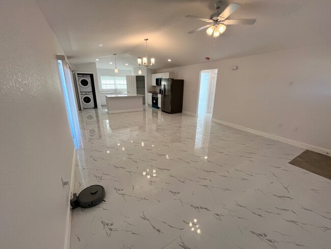 Building Photo - 2025 W Bermuda Rd