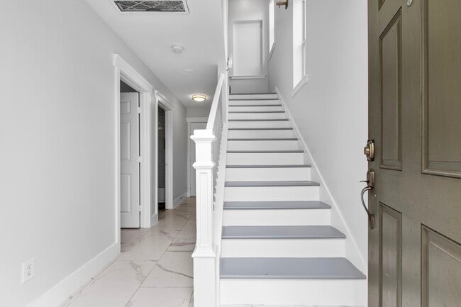 Building Photo - 1213 Nagle St