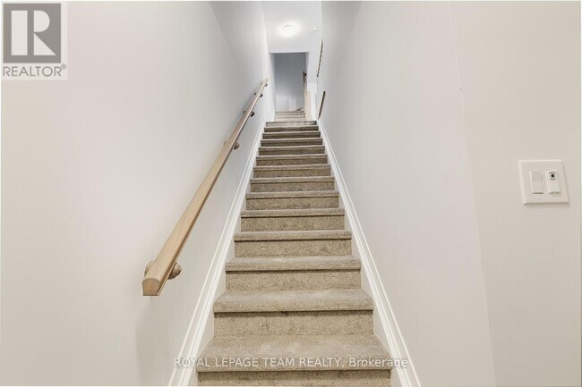Building Photo - 320 Parnian Private