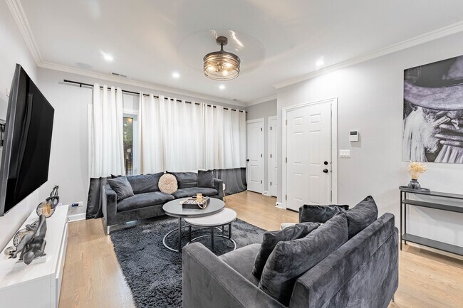 Foto del edificio - 4634 S Langley Ave