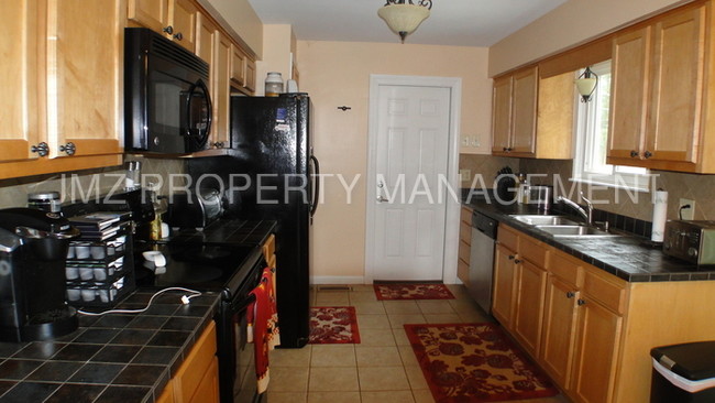 Building Photo - PERFECT BRICK TRI-LEVEL HOME FOR LEASE!