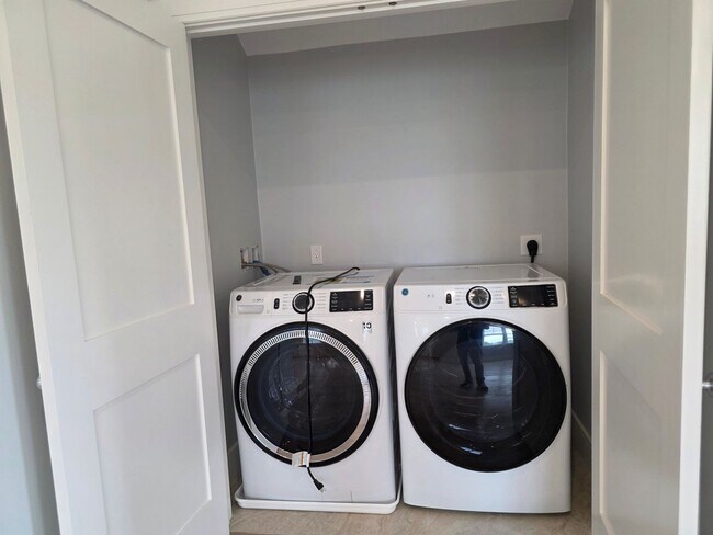Foto del edificio - New Constriction, No Brokers Fee, No Security Deposit, In-Unit Washer and Dryer, Central Heat/AC,...