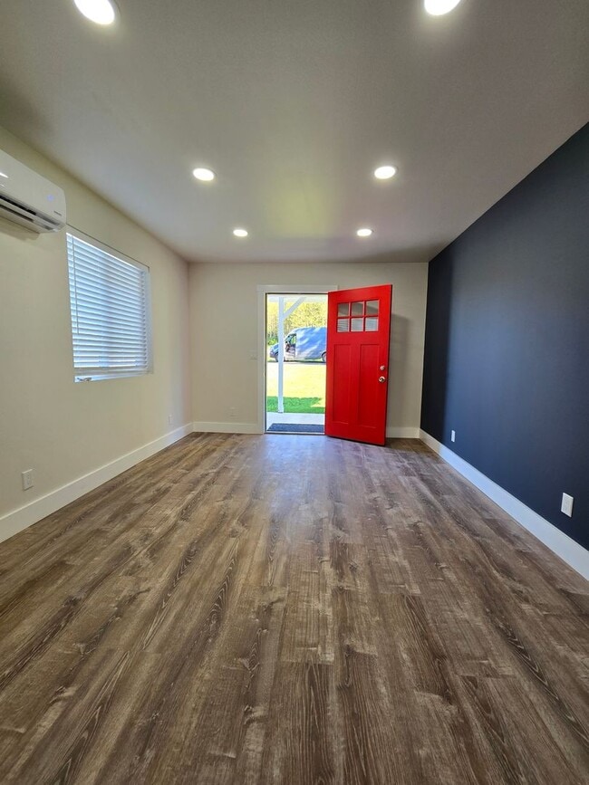 Foto del edificio - 13-15 Brenton Ln