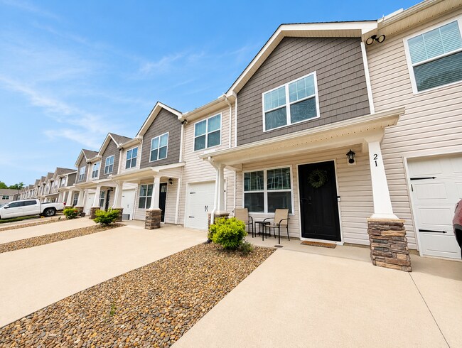 Foto del edificio - Arden Townhouse w/ One Car Garage