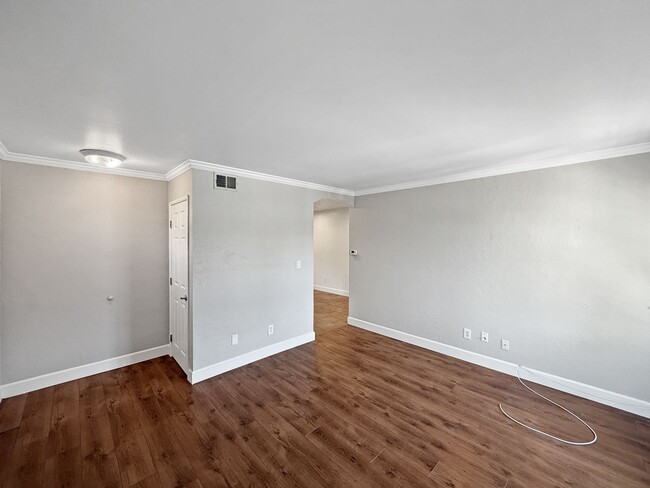 Building Photo - Stunning 4B/2.5Ba House w/ Two Fireplaces,...