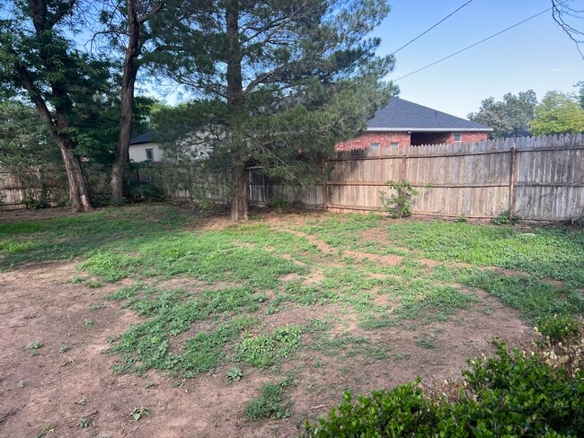 Building Photo - 1425 Ebeling Dr