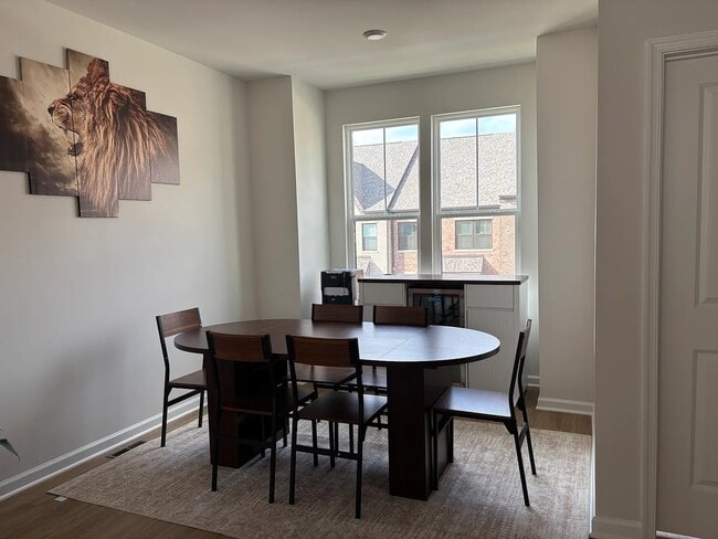 Área de comedor - 6049 Beake St