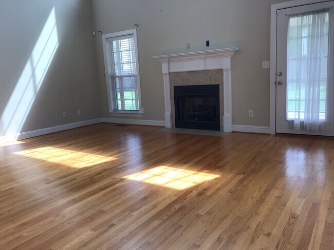 Building Photo - 5 Bedroom Home in Wonderful Subdivision in...