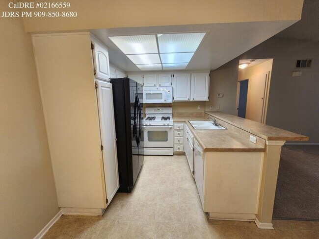 Foto del edificio - Price Lowered! Ontario 2 Bedroom Condo