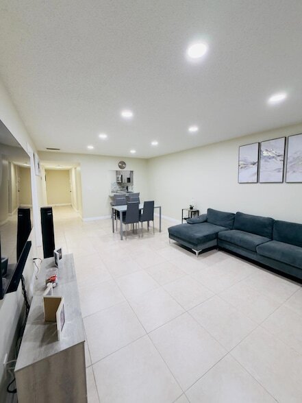 Building Photo - 5545 W Lakewood Cir
