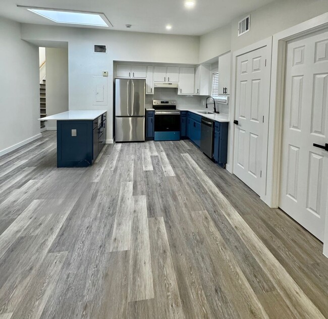 Building Photo - North Campus Charming 2 Bedroom