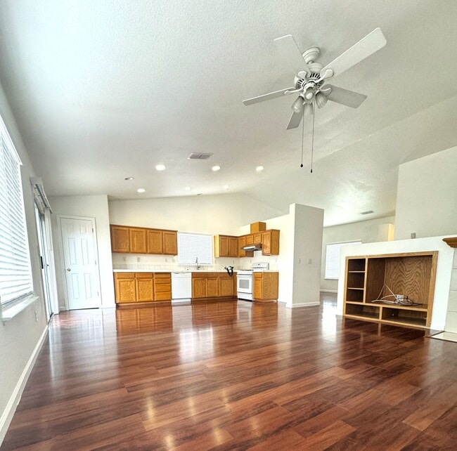 Building Photo - Newly Available Single Story 4 Bed 2 Bath