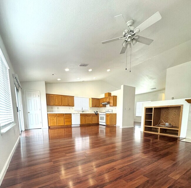 Foto del edificio - Newly Available Single Story 4 Bed 2 Bath