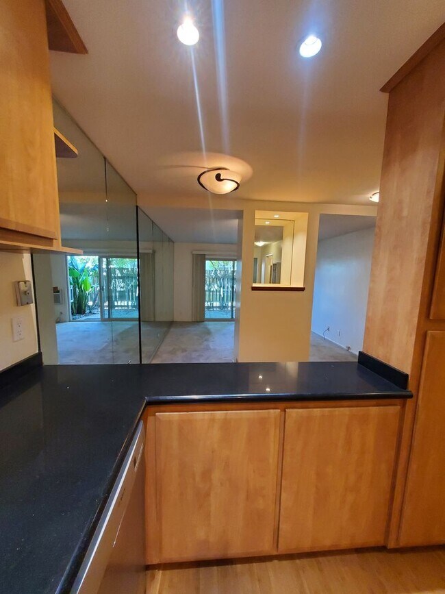 Building Photo - Tasteful Single Story Condo 1bd/1ba - Grea...
