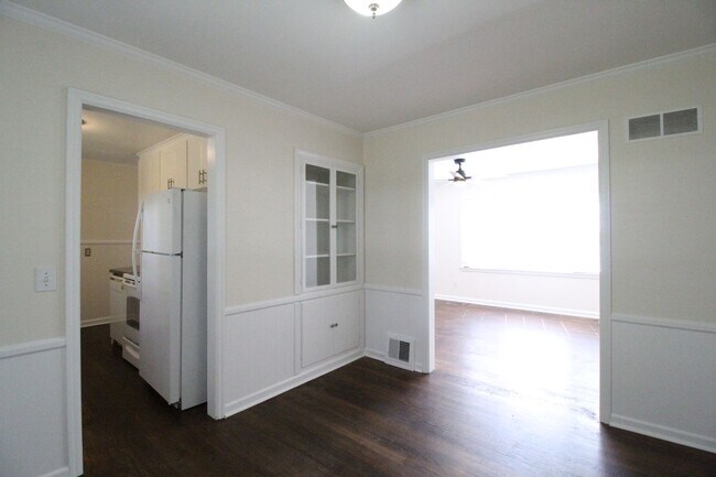 Building Photo - 2 Bedroom 1 Bath Home in Roeland Park