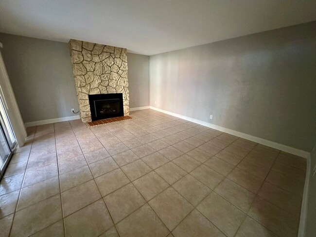 Building Photo - Fully Remodeled 2/2 Townhome in Central Po...