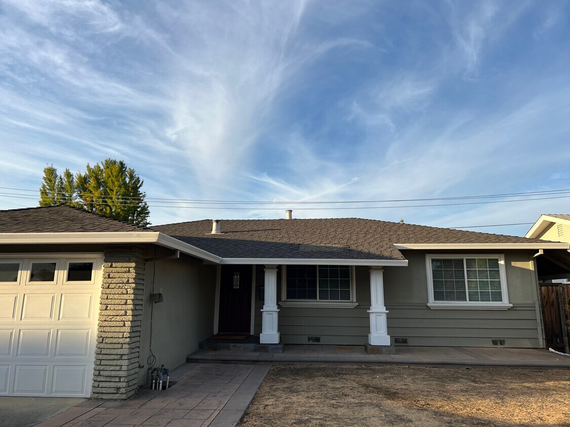 Foto principal - 4433 Vanderbilt Dr