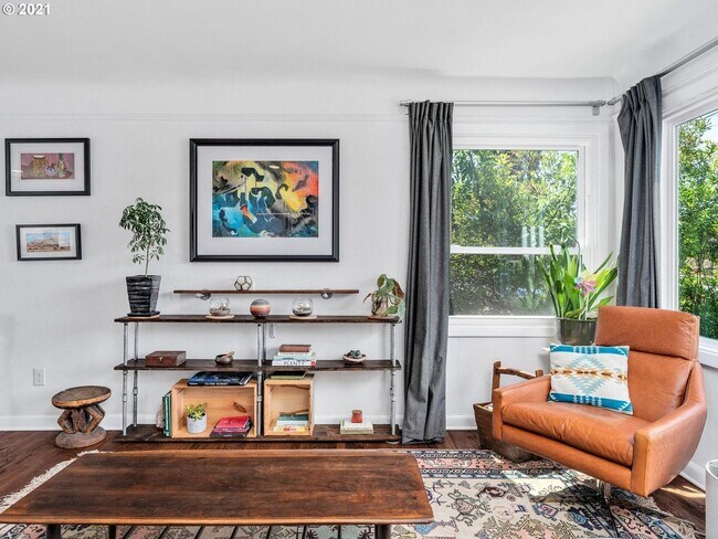 Foto del edificio - Charming 1950s Bungalow w/Detached Studio,...