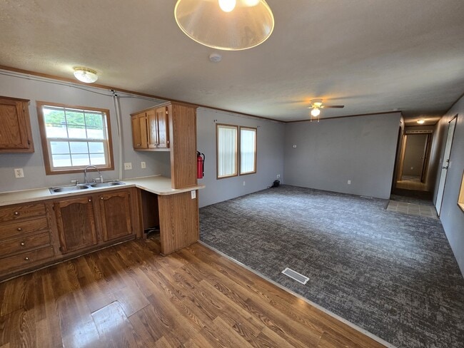 Building Photo - 700 W Ridgeway Ave