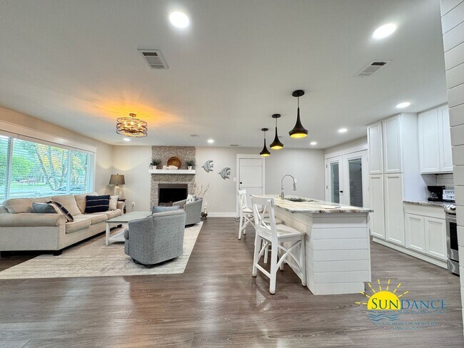 Building Photo - Luxury Living in the Heart of Fort Walton ...