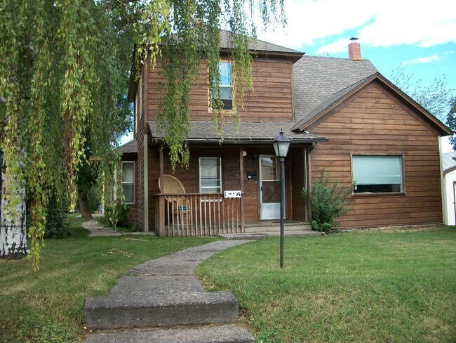 Building Photo - 1+ Bedroom, 1 Bathroom Unit in 3 plex - cl...