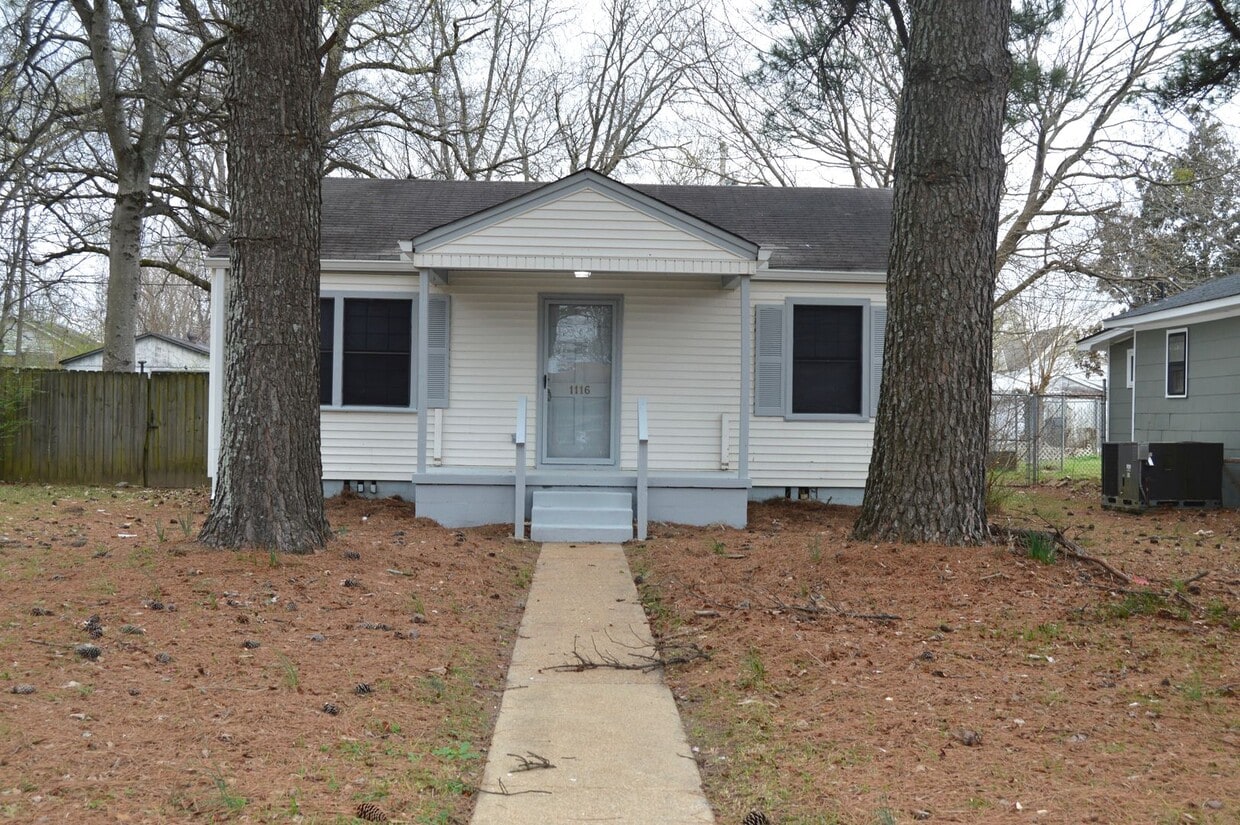 Primary Photo - Newly Renovated 2/1 House!