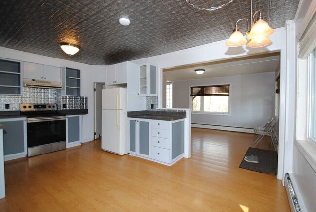 Building Photo - Spacious & centrally located 4 bed / 3 bath house FOR RENT