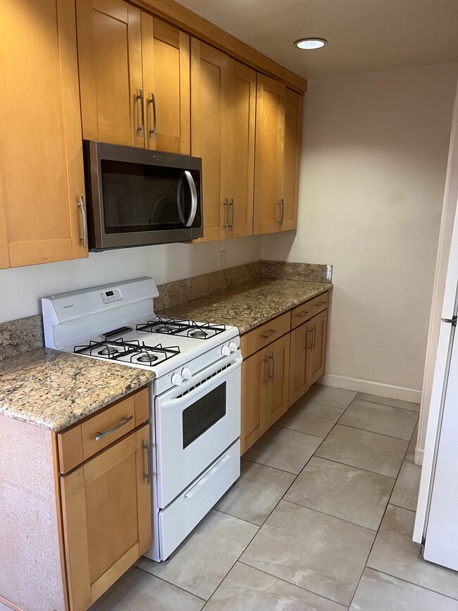 Building Photo - 1345 N Pacific Ave