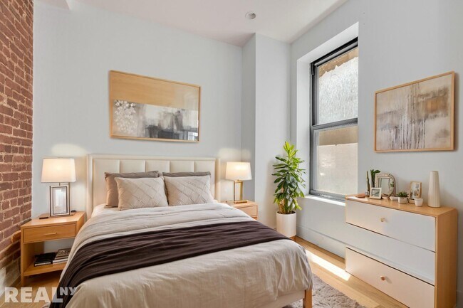 Building Photo - 303 Broome St
